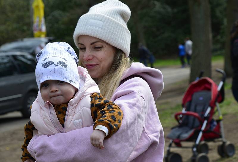 Spousta návštěvníků zaplnila prostory zooparku v Chomutově. Byla otevřena i dětská hřiště a občerstvení.