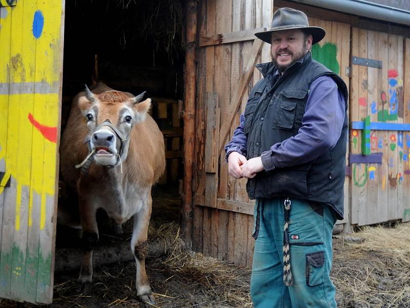 Farmář Radoslav Malarik z Drmal s okatou krávou Filoménou