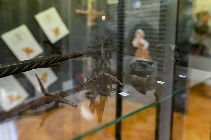 Výstava s názvem Mezi křížem a kalichem v chomutovském muzeu