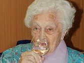PŘÍPITEK. Marie Třešňáková si připíjí šampaňským při včerejší oslavě. Ve věku 106 let je důchodkyně z Jirkova nejstarší v Ústeckém kraji.