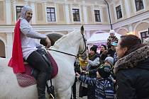 Červený Hrádek u Jirkova přivítal Martina na bílém koni a k jídlu dopřál návštěvníkům v místní restauraci i tradiční pokrm, svatomartinskou husu.
