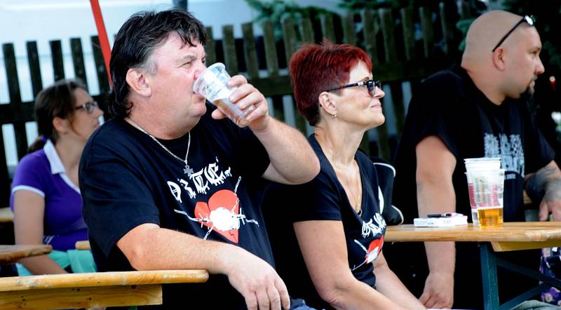 Koncert byl pojatý trochu jako společenský happening. Nechyběla ani grilovačka.