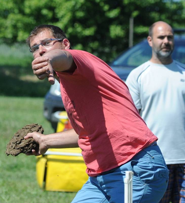 Pozor, letí lejno. V Hořenicích se konal druhý ročník mistrovského závodu v hodu kravincem