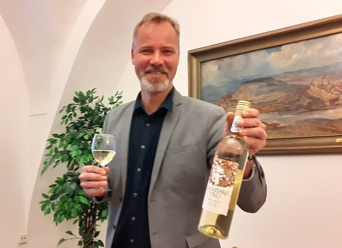 Starosta Kadaně Jan Losenický představuje Kadaňské víno, které dosáhlo na přívlastek.