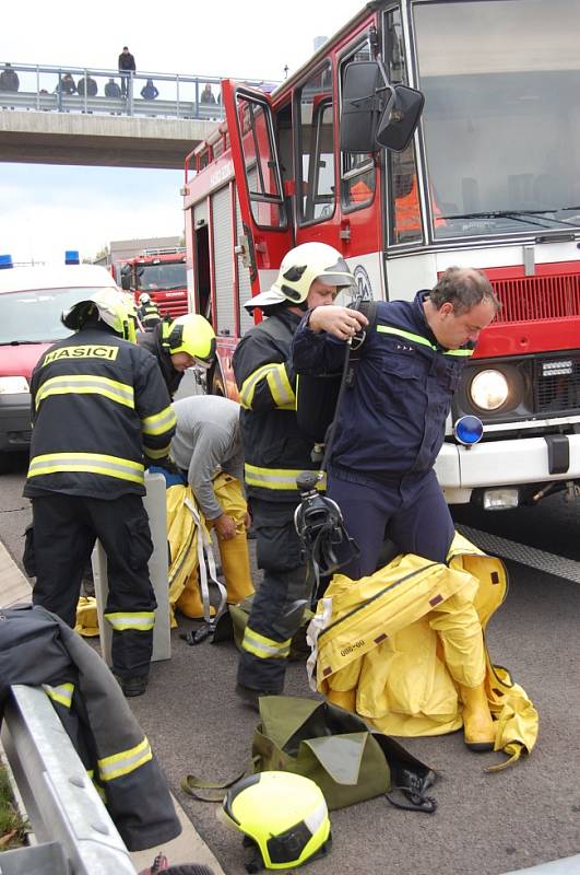 Taktické cvičení na rychlostní komunikaci R7 na Chomutovsku.