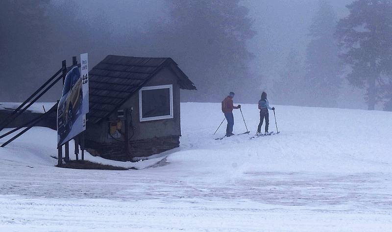 Po uzavření lanovek a hranic okresů je na Klínovci jen minimum lyžařů.