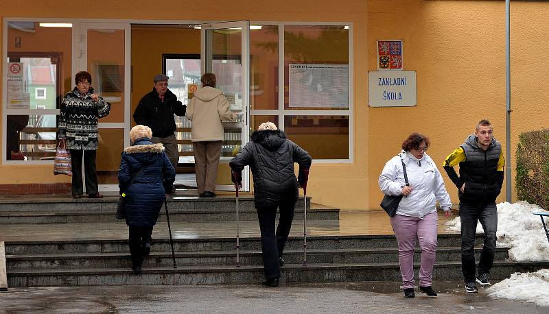 Za první hodinu odvolilo ve volební místnosti na chomutovské základní škole Hornická nejméně sto lidí.