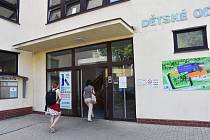 Rodiče s dětmi z Klášterce nad Ohří zatím dojíždějí do ordinace v kadaňské nemocnici. Je na dětském oddělení.
