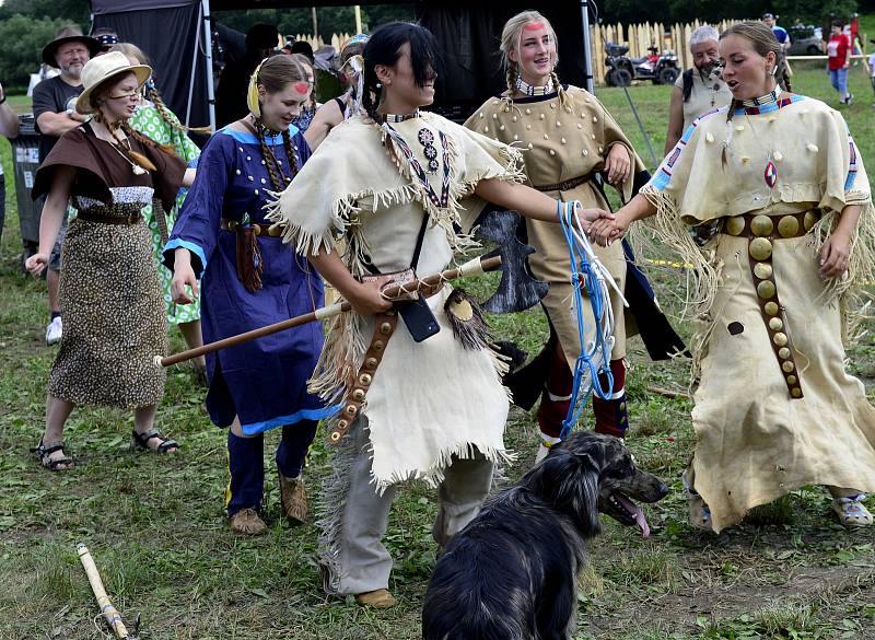 Na prostranství za Březnem u Chomutova se v historické bitvě utkali indini a vojska generála Custera.