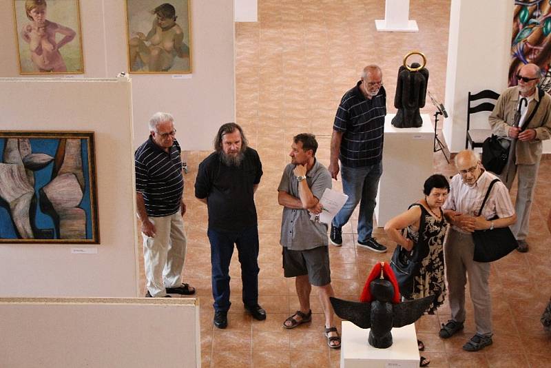Chomutovské galerie Špejchar hostí obrazy a skulptury více než třiceti autorů