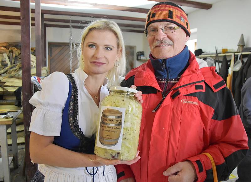 Dobrou chuť. Kateřina Herzánová z Horského areálu Lesná předává sklenici se zelím jednomu z návštěvníků.