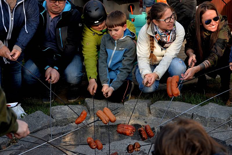 Spousta lidí přišla do areálu Domovina v Chomutově na pálení čarodějnic.