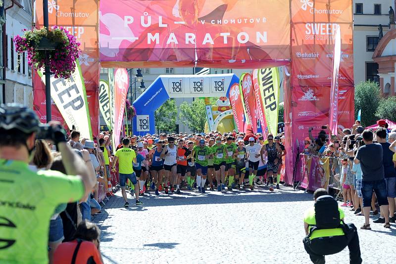 Běžci se vydali na dvacetikilometrovou trať CHomutovského maratonu.Nechyběli ani Piráti a závodníci ze Slovenska.Trať vedla historickou částí města a poté se běžci vydali na okraj hor.