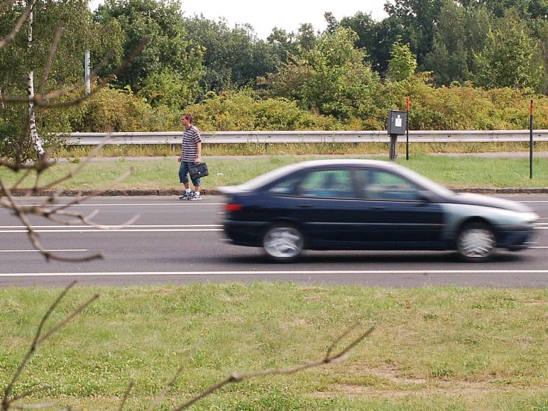 Hned druhý den odpoledne už jsme zachytili hazardéry, kteří si přes frekventovanou silnici krátí cestu.