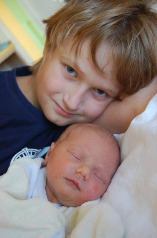 Nelinka Flígrová spinká vedle devítiletého brášky Lukáše. Narodila se Ivetě Vondráškové dne 14. 9. v 17:00 hodin v chomutovské porodnici. Měřila 48 cm a vážila 2,95 kg. Rodina je z Chomutova.