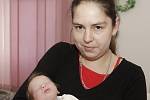 Miloslava Hujerová z Kadaně drží v náručí syna PAVLA HUJERA, který se narodil v 9.20 hodin v kadaňské nemocnici. Měřil 44 centimetrů a vážil 2,2 kilogramů.