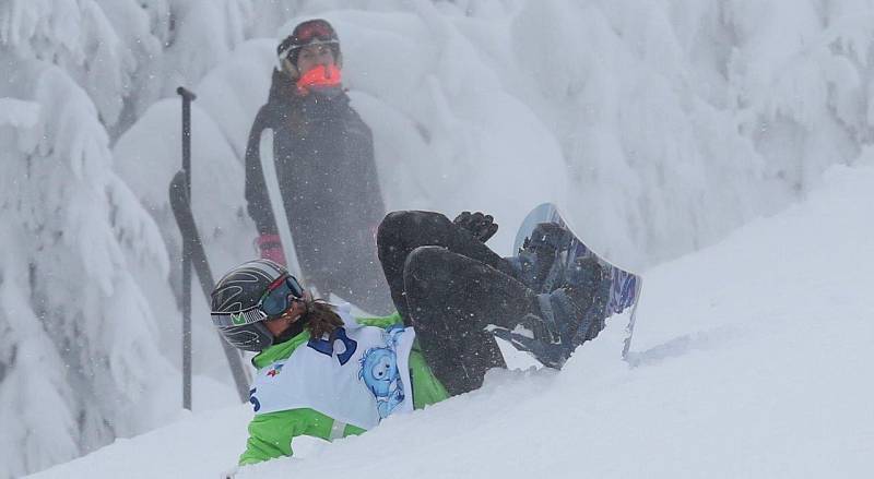 První soutěžní den na Klínovci - snowboardisté jeli paralelní slalom, alpští lyžaři obří slalom.