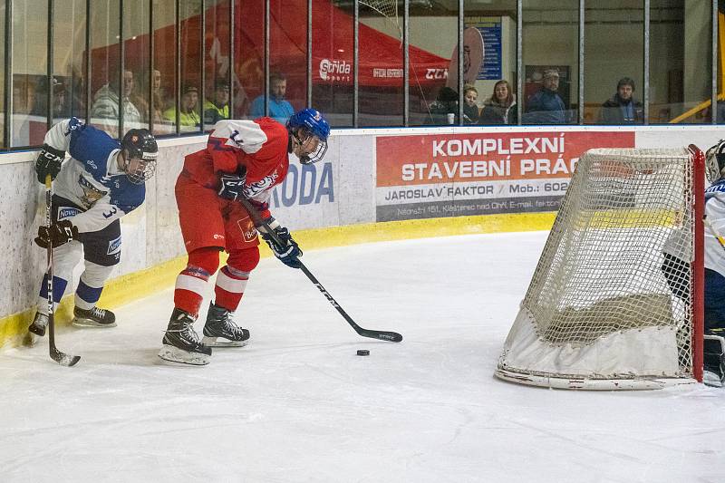 U18 Turnaj pěti zemí dnes začal v Klášterci nad Ohří zápasem Česko -Finsko. Po závěrečném hvizdu třetí třetiny zobrazovala tabule časomíry výsledek 1:4. Zápasu v hale místního zimního stadionu přihlíželo necelých 11 diváků. (5.2.2020)