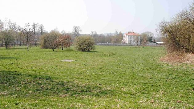 Jirkovský Olejomlýnský park čeká výrazná proměna. V pozadí snímku restaurace Bremen s posezením na zahrádce. 