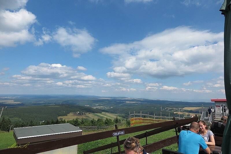 Krásné výhledy, lanovku i skluzavku na laně nabízí saský Fichtelberg.