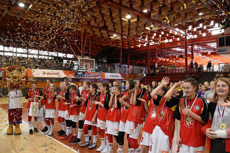 Národní finále starších minižákyň U13 v Chomutově. Domácí Levhartice mají červené dresy.