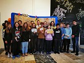 Vítězové krajského kola mezinárodní soutěže v učení cizích jazyků s názvem Jazykový WocaBee šampionát, gymnazisté z Kadaně.