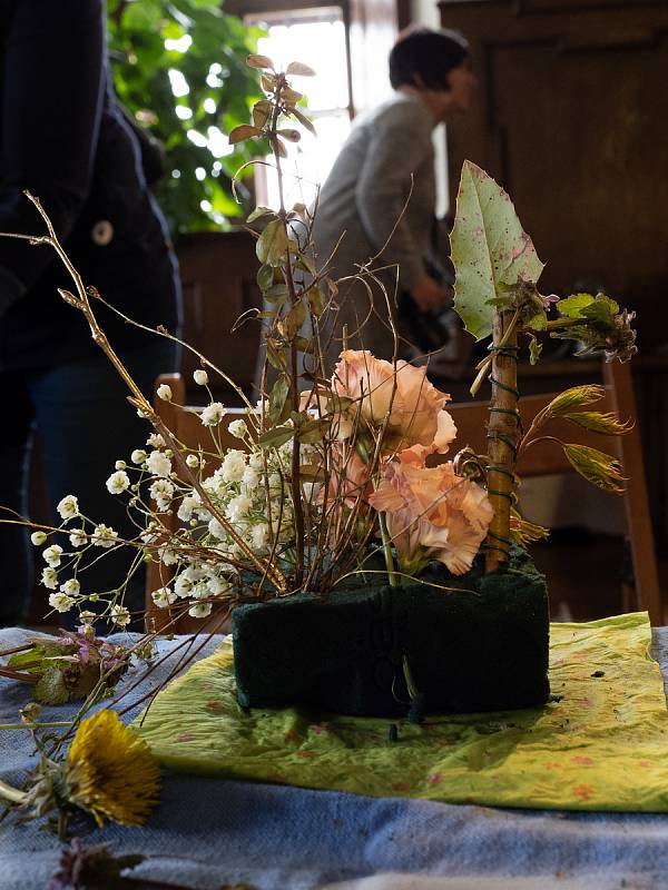 Ženy v Kadani si vyzkoušely tvorbu květinové výzdoby v rámci workshopu floristky Martiny Šedové, která ho uspořádala v refektáři františkánského kláštera. Vyrobené květiny a květinové dekorace pak vyzdobily prostory historického kláštera.