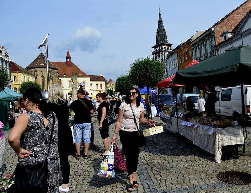 Nádherné počasí přilákalo na jahodové a farmářské trhy spoustu lidí.