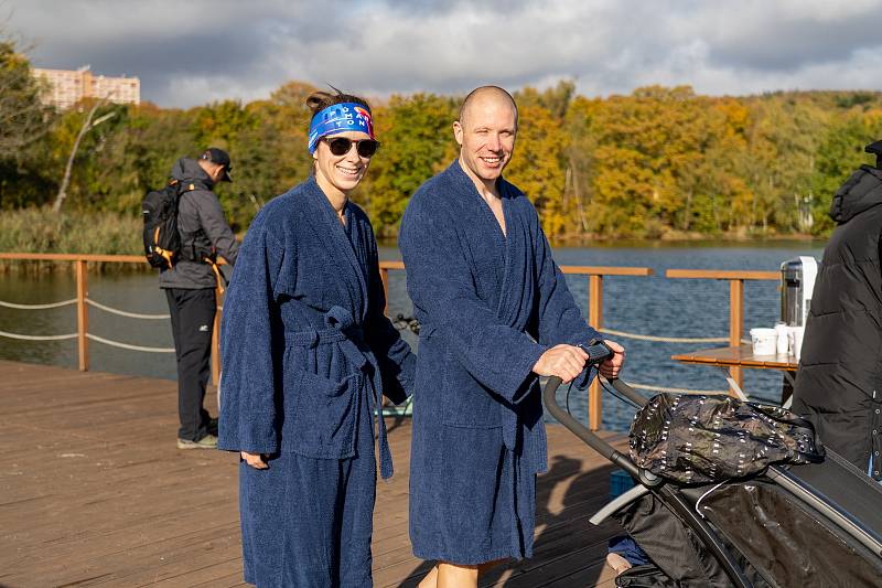 Slunečné počasí a krásy podzimu přilákalo řadu lidí na Kamencové jezero v Chomutově.