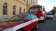 Na okresní soud v Chomutově dorazila podezřelá zásilka, budovu hlídali policisté, zasahovali tu i hasiči.
