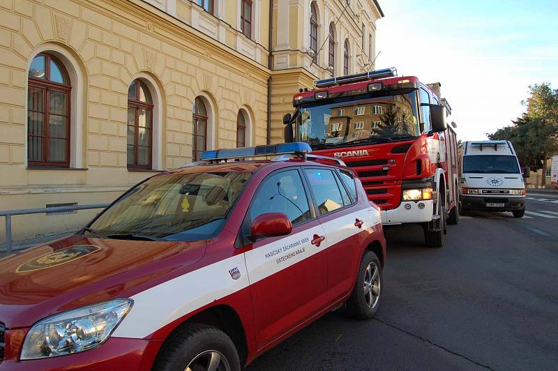 Na okresní soud v Chomutově dorazila podezřelá zásilka, budovu hlídali policisté, zasahovali tu i hasiči.