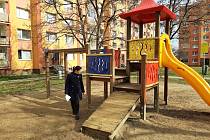 V Jirkov probíhá kontrola dětských hřišť před sezonou.