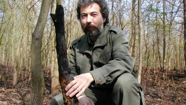 Jaromír Fiala, pověřený řízením Lesů města Jirkova, na místě požáru.