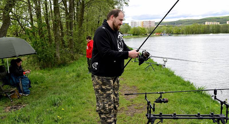 Rybáři čekající na úlovky na břehu jezera Banda a v Kadani u Ohře.