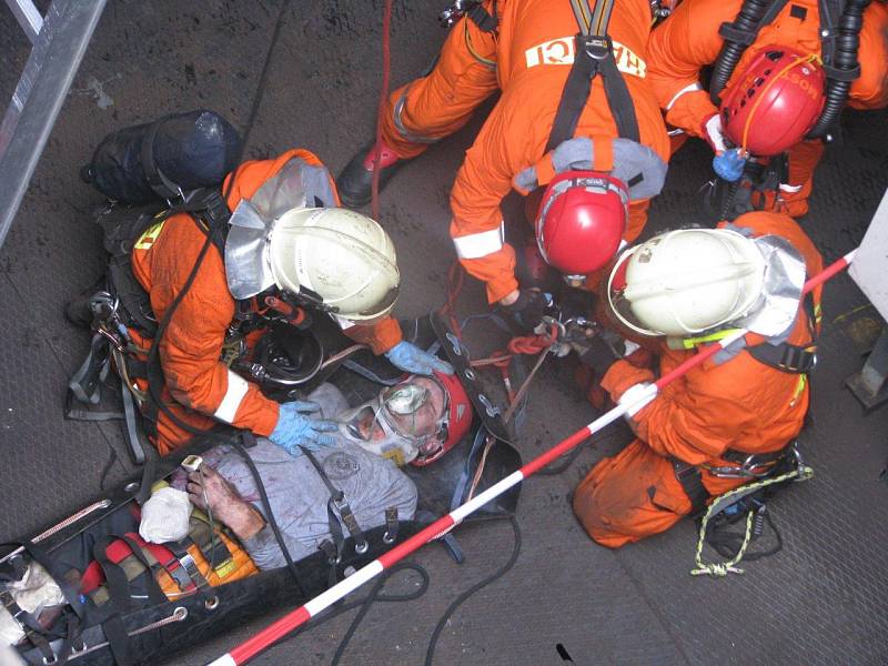 Velké cvičení hasičů, záchranářů a kynologů v areálu Doly Nástup Tušimice.