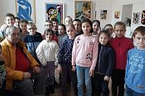 Druháci ze ZŠ Studentská v Jirkově se setkali s autorem slavných výšivek.