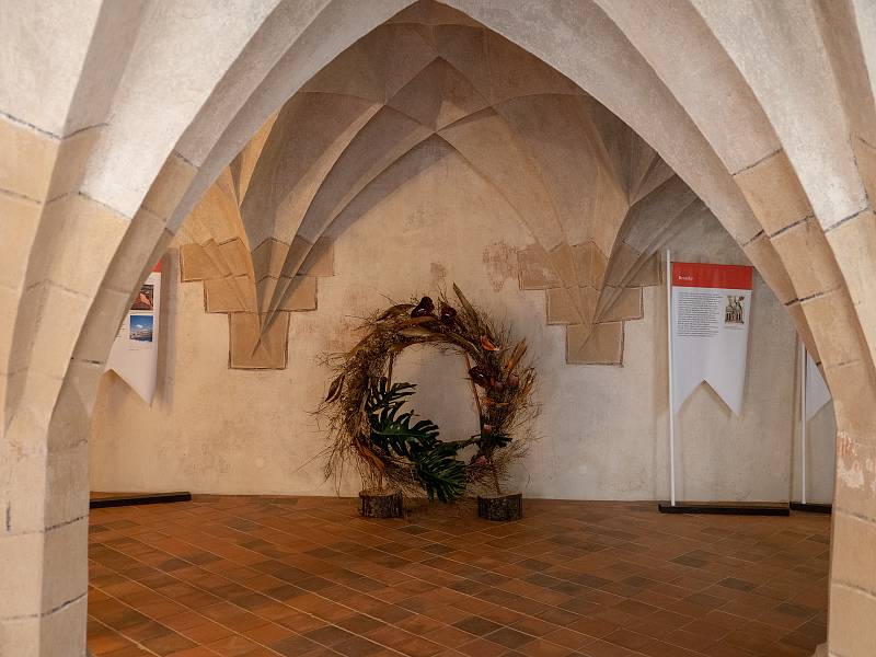 Ženy v Kadani si vyzkoušely tvorbu květinové výzdoby v rámci workshopu floristky Martiny Šedové, která ho uspořádala v refektáři františkánského kláštera. Vyrobené květiny a květinové dekorace pak vyzdobily prostory historického kláštera.