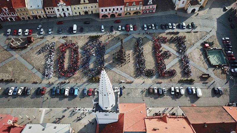 Záběr nápisu z dronu