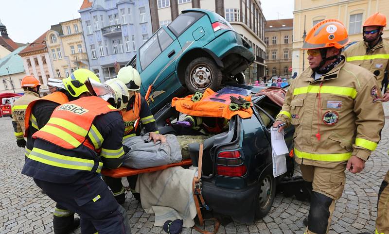 Krajská soutěž hasičů ve vyprošťování zraněných osob v Chomutově