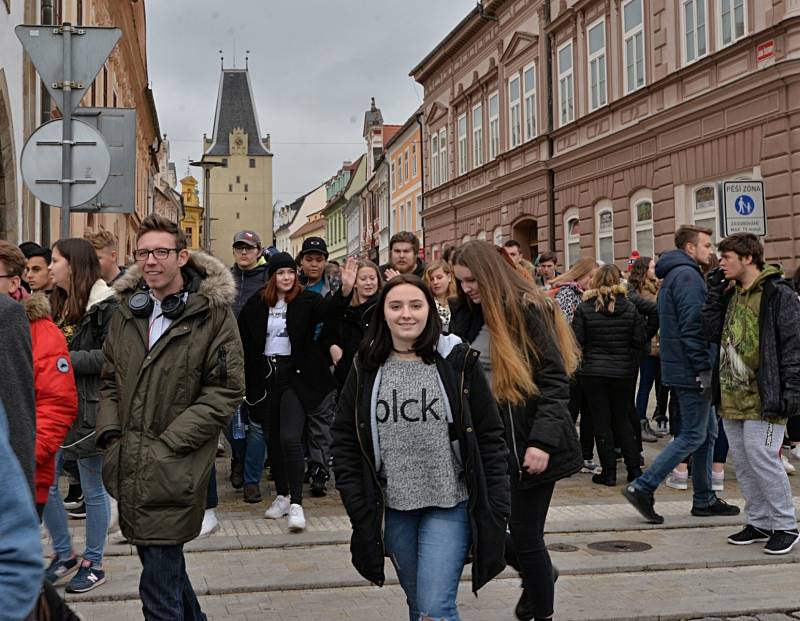 Studenti a žáci na kadaňském náměstí