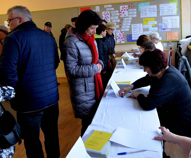 Za první hodinu odvolilo ve volební místnosti na chomutovské základní škole Hornická nejméně sto lidí.