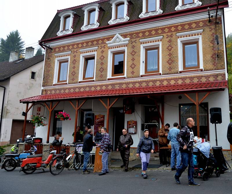 Majitelé kozích dechů, fichtlů a mopedů závodili v jízdě do vrchu.