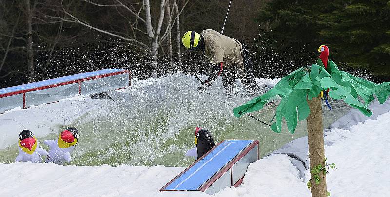 Párty u bazénu ve Ski areálu Alšovka u Klášterce nad Ohří.