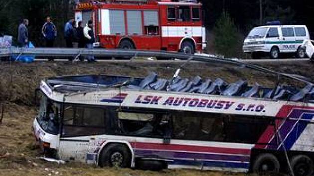 Autobus po nehodě u Nažidel z roku 2003.