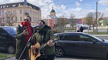 Lukáš Budai a Adéla Radimcová zpívají v ulicích Chomutova.