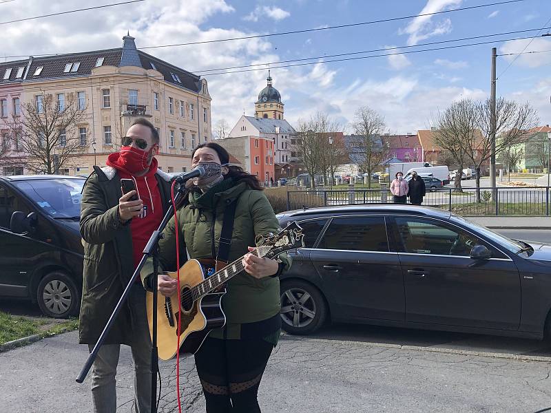 Lukáš Budai a Adéla Radimcová zpívají v ulicích Chomutova.