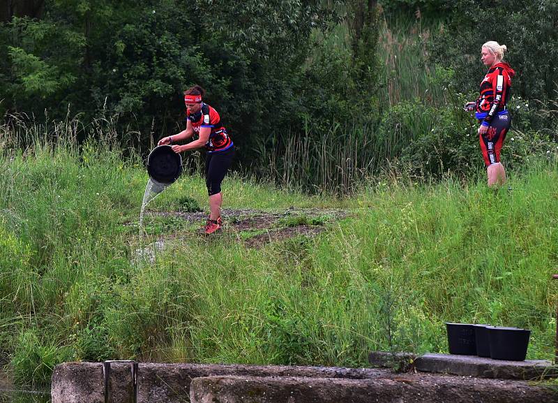 Spartan Race. Ani deštivé počasí příznivcům sportu ve Strupčicích na Chomutovsku nevadilo.