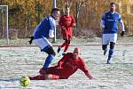 TJ Perštejn - FK Jílové, domácí hráči v červeném.