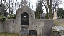 Chomutovský hřbitov - hroby určené k likvidaci.