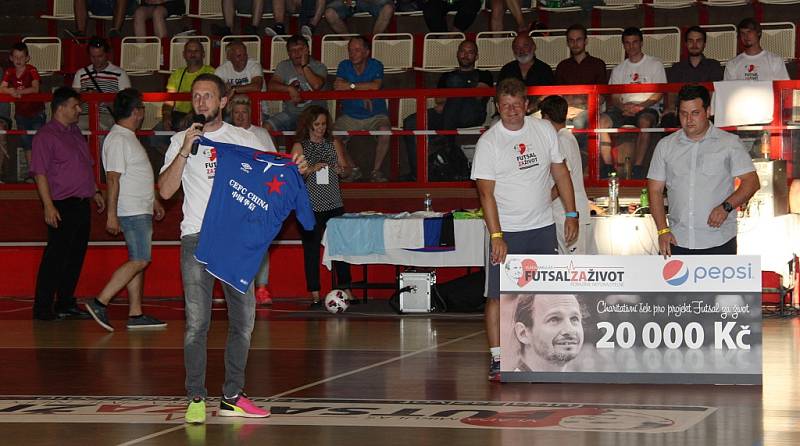 Charitativní zápas fotbalové a futsalové reprezentace ČR pro fyzioterapeuta Vladimíra Mikuláše